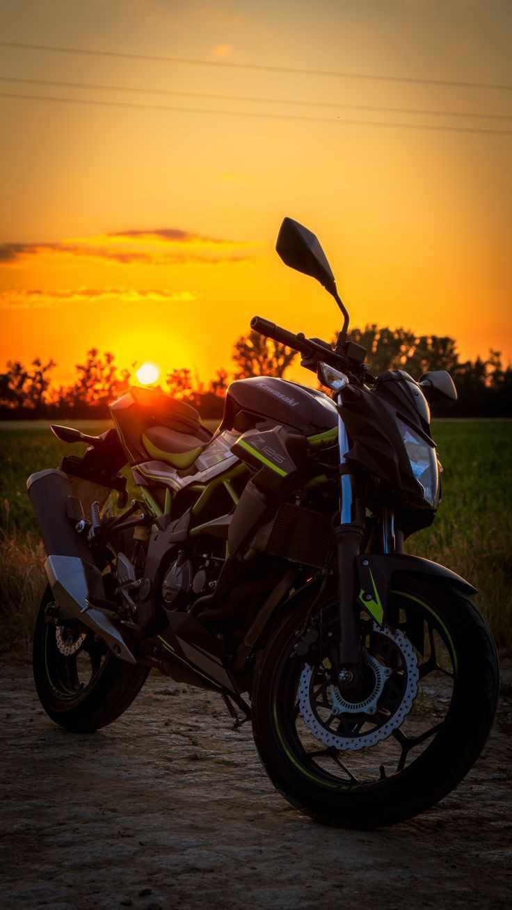 Moto Kawasaki Z125 com pôr do Sol