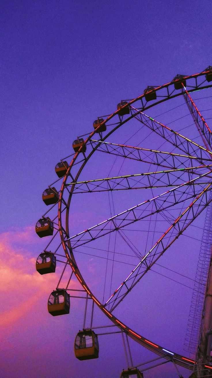 Roda gigante e céu roxo