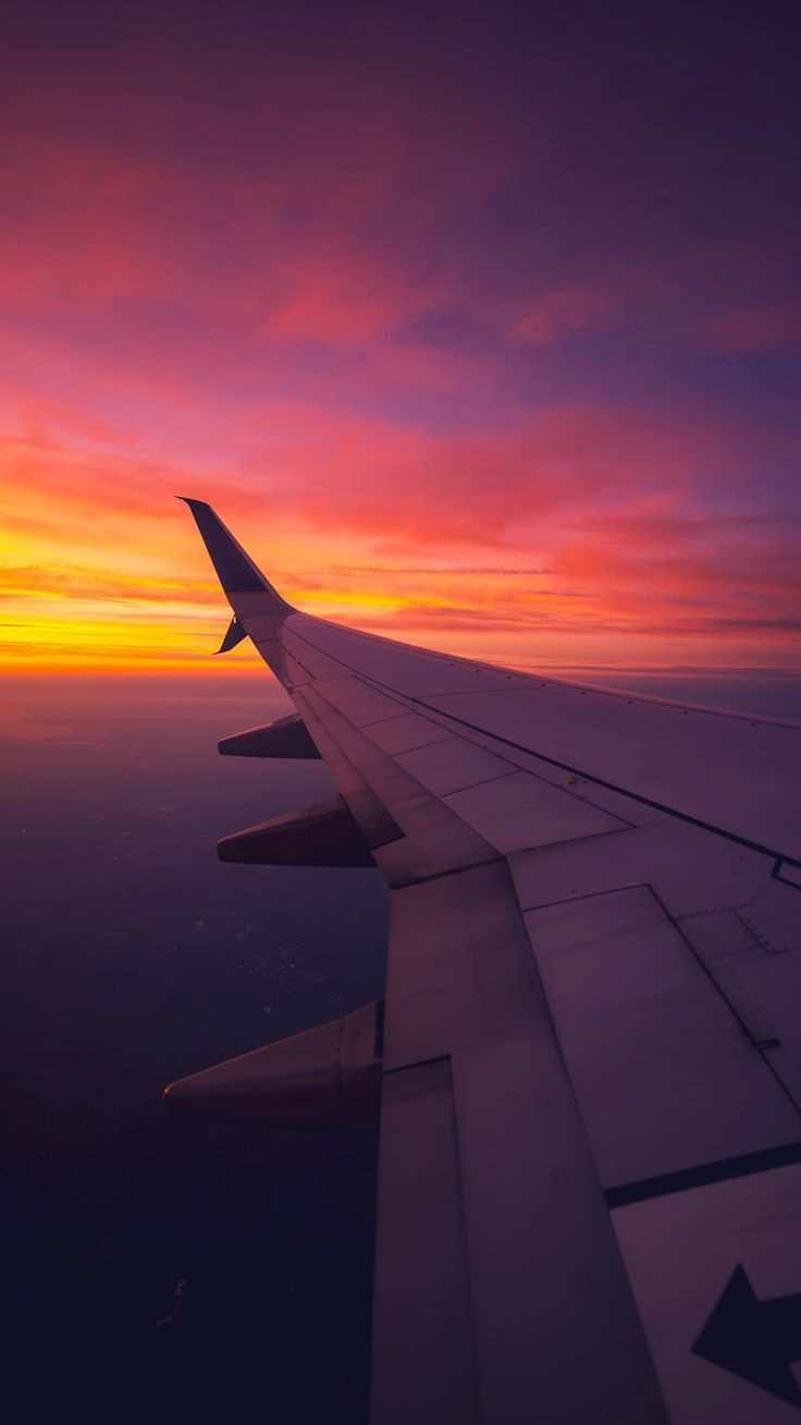 Vista do nascer do sol pela janela do avião